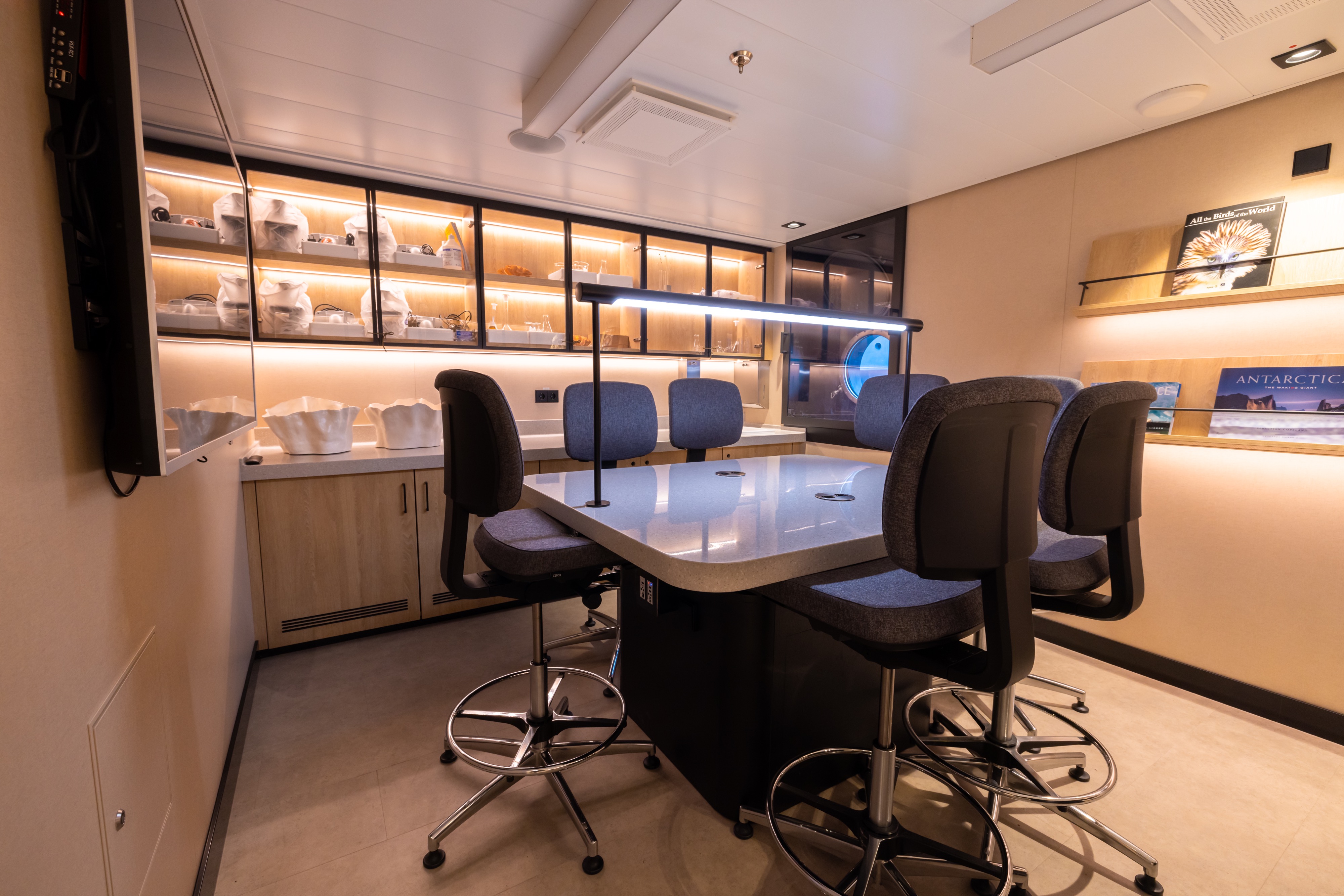 Expedition Lab on SH Minerva
